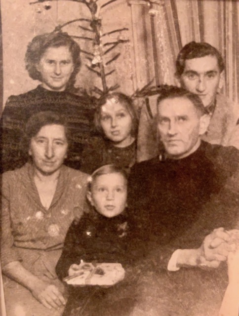 around 1951 in Landshut Heinz Winbeck (front center) with parents and the siblings (from left to right) Paula, Rita and Franz <br> © Gerhilde Winbeck