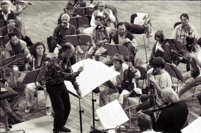 Bonn: Dennis Russel Davies rehearses the 4th Symphony with the strings <br> © Stadtarchiv and Stadtthistorische Bibliothek Bonn, photographer: Friedhelm Schulz