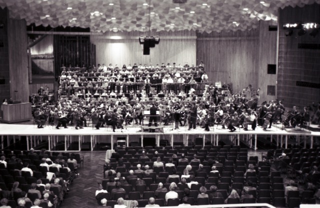 Dress rehearsal Bonn. With an additional front part of the stage for the large number of participants <br> © Stadtarchiv and Stadthistorische Bibliothek Bonn, photographer: Friedhelm Schulz