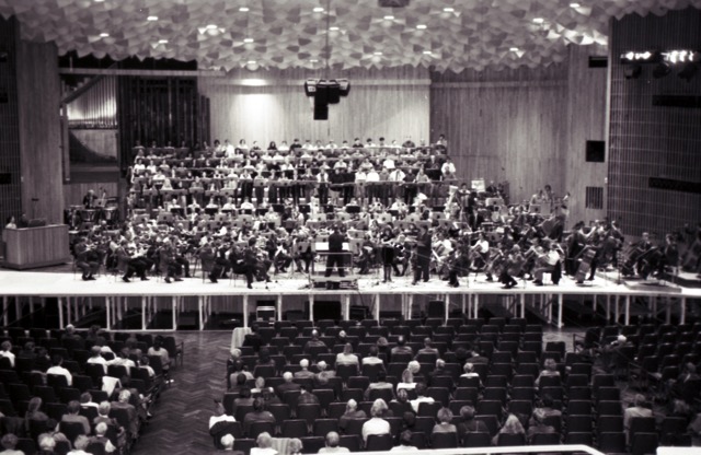Dress rehearsal Bonn. With an additional front part of the stage for the large number of participants <br> © Stadtarchiv and Stadthistorische Bibliothek Bonn, photographer: Friedhelm Schulz