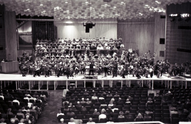 Generalprobe Bonn. Mit zusätzlichem Vorbau der Bühne für die große Anzahl der Mitwirkenden <br>© Stadtarchiv und Stadthistorische Bibliothek Bonn, Fotograf: Friedhelm Schulz